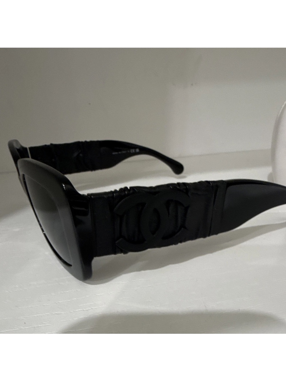 CHANEL Black Oversized Cat-Eye Sunglasses with Interlocking CC Temples - Picture 2 of 4